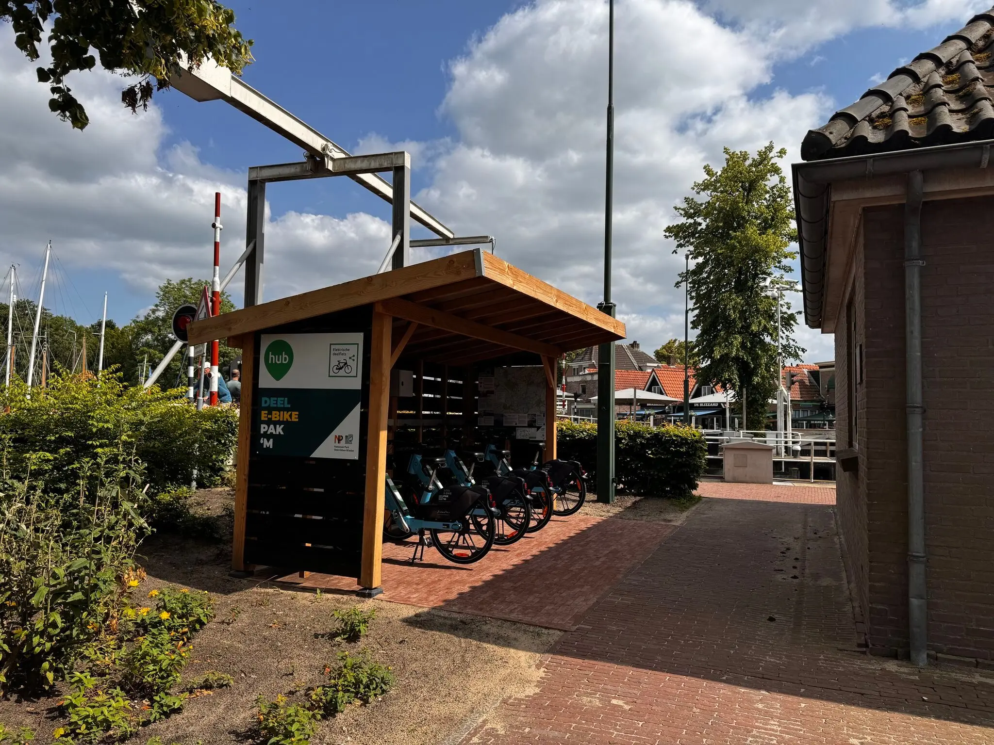 De deelfietshub in Zwartsluis met deelfietsen van de regio Weerribben-Wieden