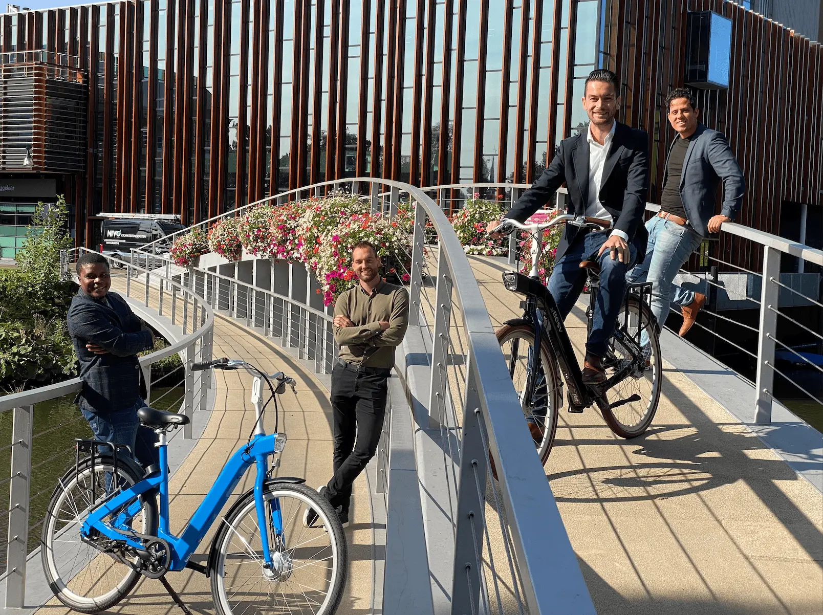 Het team van Deelfiets Nederland, met de fietsen van Deelfiets Nederland