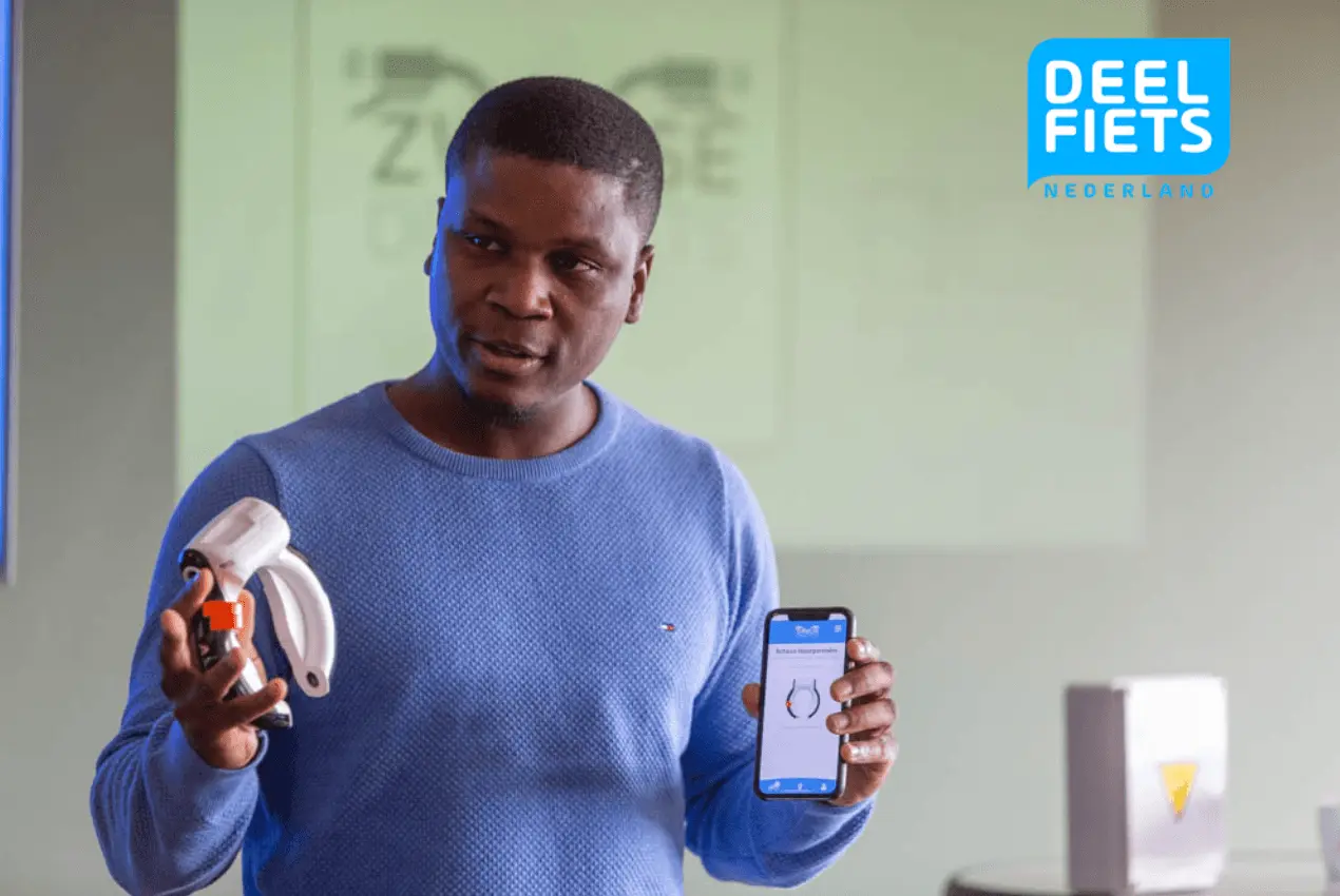 De eigenaar van Deelfiets Nederland, Oumar Sylla, die de slimme sloten van de deelfietsen presenteerd